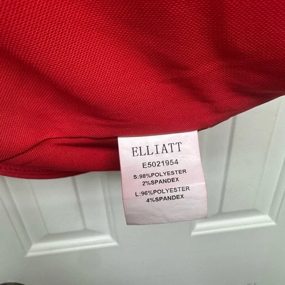 Elliatt Red Puff Sleeve Crop Top - Picture 11 of 11